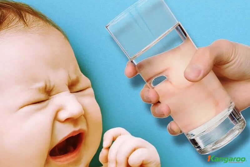 trẻ sơ sinh uống nước
