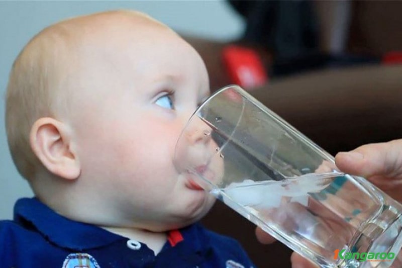 trẻ sơ sinh uống nước